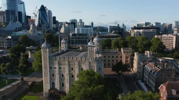 Лети навколо середньовічної частини лондонського Тауера. Історичний королівський замок контрастує з сучасними хмарочосами у фінансовому центрі міста на задньому плані. Лондон, Велика Британія — стокове відео
