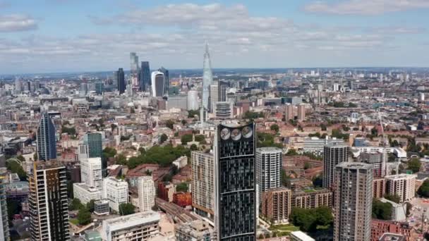 Εναέρια λήψη του ουρανοξύστη Στράτα με ανεμογεννήτριες από πάνω. Σύγχρονοι ουρανοξύστες στο κέντρο της πόλης. Λονδίνο, Ηνωμένο Βασίλειο — Αρχείο Βίντεο
