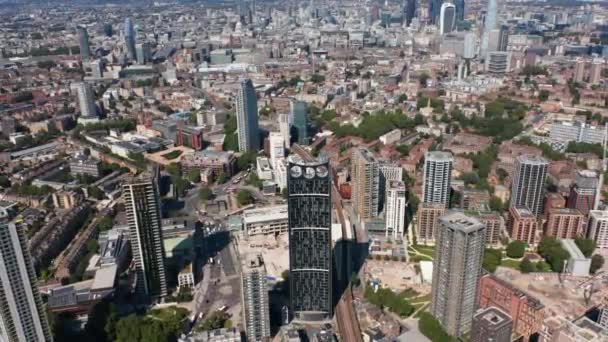 都市の後方を明らかにする。象と城のバラの高層ビルの空中映像。都市部の上にそびえる背の高い近代的な建物。イギリスのロンドン — ストック動画