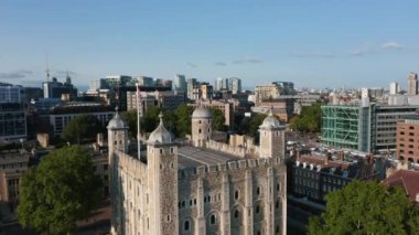 Ortaçağ Beyaz Kule 'nin havadan görünüşü. Londra 'nın tarihi dönüm noktası, öğleden sonra güneşinin altında. Londra, İngiltere