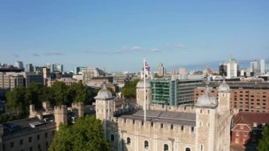 Beyaz Kule ve çevresindeki binaların panorama eğrisi görüntüleri. Londra Kulesi 'nin ortaçağ tarihi bölümü. Sendika bayrağı rüzgarda sallıyor. Londra, İngiltere