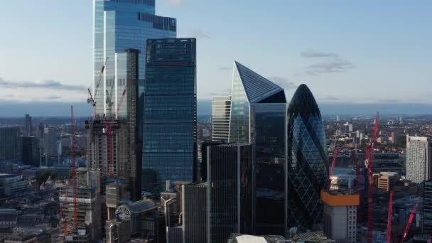 Dia- und Schwenkaufnahmen von futuristischen Bürogebäuden in City. Gherkin, Skalpell und andere berühmte moderne Wolkenkratzer. London, Großbritannien — Stockvideo