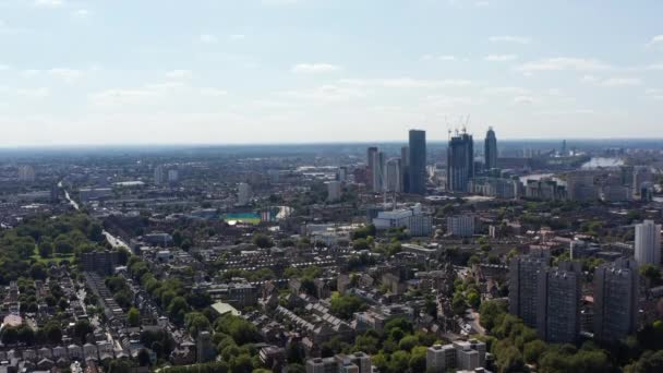 Stigande panoramabilder över storstaden. Bostadsdistrikt och höga kontorsbyggnader på avstånd. London, Förenade kungariket — Stockvideo