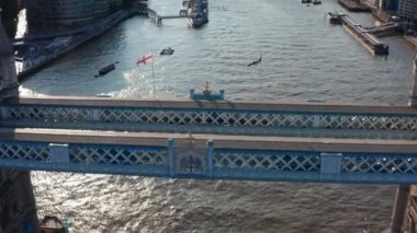 Tower Köprüsü 'nün üzerinden uç. Thames nehri ve şehir manzarası üzerindeki köprüleri göster. Londra, İngiltere