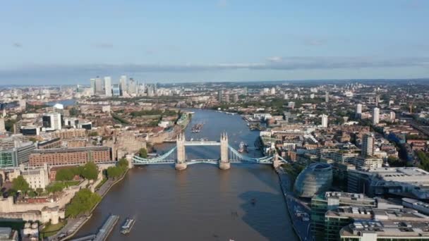 Naprzód przeleć nad Tamizą wieczorem złotą godziną. Panoramiczny widok z lotu ptaka historycznego Tower Bridge i drapaczy chmur w tle. Londyn, Wielka Brytania — Wideo stockowe