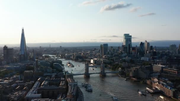 Imágenes panorámicas aéreas del histórico Puente de la Torre y los modernos rascacielos a orillas del río Támesis. Hora dorada de la noche. Londres, Reino Unido — Vídeo de stock
