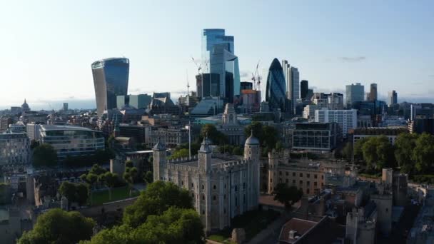 Letecký pohled na středověkou kamennou tvrz se čtyřmi věžemi v rozích. Castle Tower of London uzavírá kontrakty s moderními mrakodrapy v centru města. Londýn, Velká Británie — Stock video