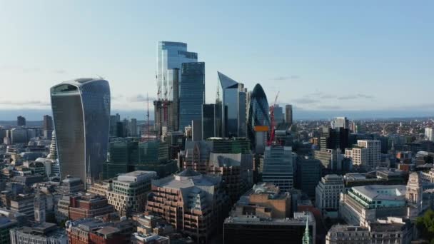 Vista elevada del grupo de edificios de oficinas modernos a la luz del sol brillante de la tarde. Rascacielos futuristas que se elevan sobre la ciudad. Londres, Reino Unido — Vídeos de Stock