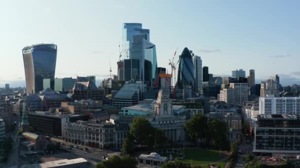 Rekaman udara dari bangunan neoklasik bersejarah hotel mewah dengan pencakar langit modern di latar belakang. London, Inggris — Stok Video