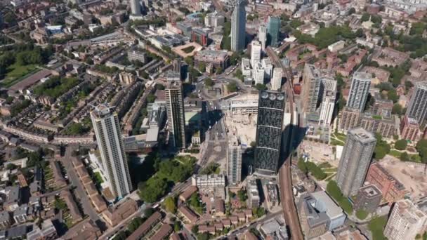 Flygfoto av en grupp skyskrapor vid Elephant och Castle. Höga moderna Strata lägenhetsbyggnad med vindkraftverk på toppen. London, Förenade kungariket — Stockvideo