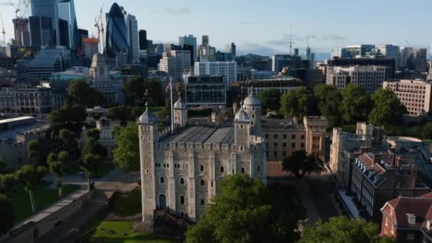 Veduta aerea di pietra mantenere White Tower. Retrospettivamente rivelando moderni edifici per uffici alti nel centro finanziario della città. Londra, Regno Unito — Video Stock