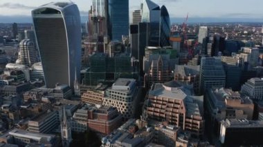 Modern şehir iş ve finans bölgesinin havadan görüşü. Minster Court binasına doğru eğil. Londra, İngiltere