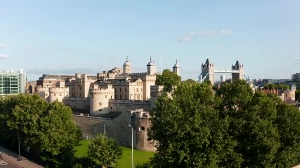 Maju terbang ke istana kerajaan abad pertengahan. Pemandangan udara Tower of London dan Tower Bridge. Wisatawan tengara di sore hari matahari. London, Inggris — Stok Video
