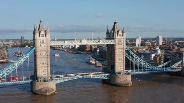 Kule köprüsünün üzerinden uçun. Thames nehri boyunca uzanan tarihi bir dönüm noktasında yoğun bir trafik var. Londra, İngiltere — Stok video