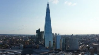 Uzun Çömlek gökdeleninin kaydırak ve pan görüntülerini fütüristik tasarımı ile kaydır. Londra Köprüsü tren istasyonunun yanındaki modern ofis binası. Londra, İngiltere