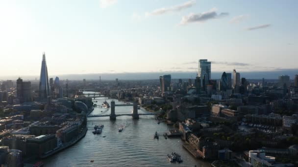 Vue panoramique aérienne de la Tamise qui traverse la ville. Old Tower Bridge contrat avec les gratte-ciel modernes. Scène éclairée par le soleil du soir. Londres, Royaume-Uni — Video