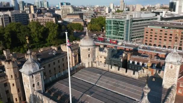 Nachylenie i rzut patelni na szczycie kamiennej Białej Wieży. Latać nad zabytkowym zabytkiem w Tower of London kompleks zamkowy. Londyn, Wielka Brytania — Wideo stockowe