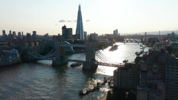 船在塔桥下漂浮.夜幕降临，飞越泰晤士河上空。阳光下的景色。London, UK — 图库视频影像
