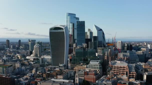 Slide and pan shot of iconic Walkie Talkie skyscraper and other futuristic tall modern buildings in City business hub. Londres, Reino Unido — Vídeos de Stock