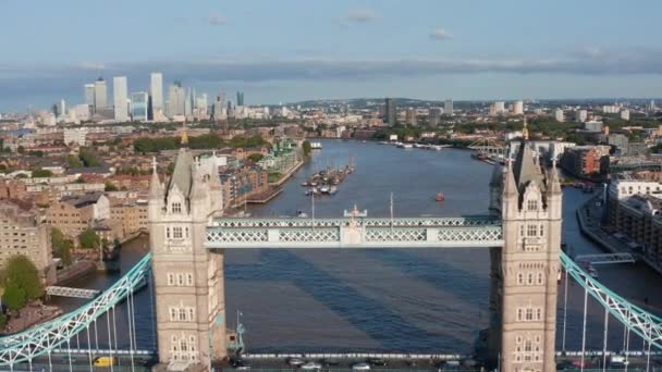 Achterwaartse onthulling van de oude Tower Bridge over de Theems. Zwaar verkeer op historische oriëntatiepunt in de middagspits. Londen, Verenigd Koninkrijk — Stockvideo