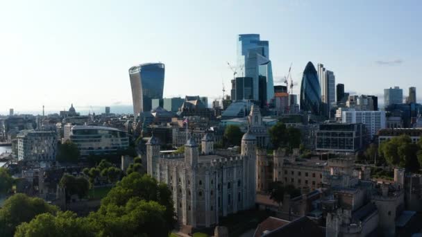 Flyg runt historiska Tower of London med utsikt över centrum skyskrapor i City finansiella nav. London, Förenade kungariket — Stockvideo