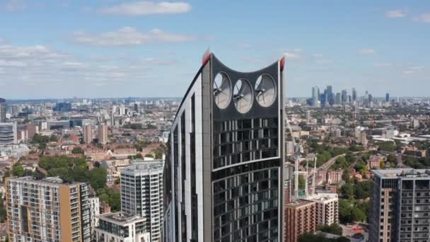 Vlieg rond de top van modern design Strata wolkenkrabber bij Elephant en Castle. Stadsgezicht op de achtergrond. Londen, Verenigd Koninkrijk — Stockvideo