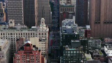 New York 'un havadan görünüşü Aşağı Manhattan' ı hareketlendiriyor, ikonik Broadway 'i vurguluyor..