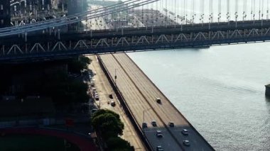New York 'taki Brooklyn Köprüsü ve Doğu Nehri' nin hava görüntüsü ikonik köprüsü ve hareketli trafiğiyle şehir hayatının özünü yakalıyor..