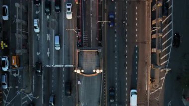 New York 'taki hareketli Williamsburg Köprüsü' nün havadan görünüşü ikonik mimarisi ve dinamik trafik akışıyla şehir hayatının özünü yakalıyor..