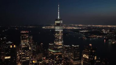 New York Şehri Gökdelenleri ve Işıklı Iconic One Dünya Ticaret Merkezi Hava Gecesi Görüntüsü.