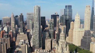 Manhattan Gökdelenleri ve İkonik Binaların Havadan Görünümü, New York Şehirlerinin Mimari Çeşitliliği ve Yeşil Alanlar Vurgulanması.