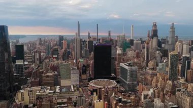 Öğleden sonra New York City 'nin gökyüzü manzarası ikonik simgeleri ve hareketli şehir yaşamını vurguluyor..