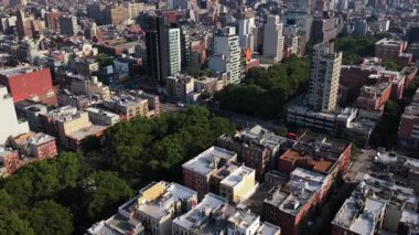 Manhattan, New York City 'nin hava manzarası, Central Park' ı ve gökdelenleri aydınlatıyor..
