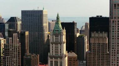 Manhattan, New York 'taki ikonik Woolworth Binası' nın arka planında Hudson Nehri olan havadan görüntüsü..