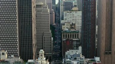 New York 'un havadan görünüşü Aşağı Manhattan' ı hareketlendiriyor, ikonik Broadway 'i vurguluyor.