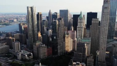 Öğleden sonra New York City 'nin gökdelenleri ve sakin Hudson Nehri' ni aydınlatan gökdelenlerin gökyüzü manzarası..