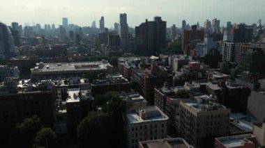 Manhattan Gökdelenleri ve Hudson Nehri 'nin Öğleden Sonra Hava Görüntüsü.