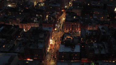 Manhattan ikonik gökdelenleri ve işlek caddelerin Hava Gecesi Görünümü.