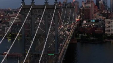 Brooklyn Köprüsü, New York 'ta İHA Akşam Trafiği.