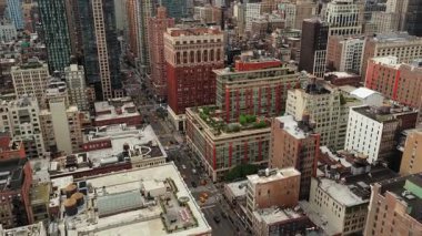 Manhattan 'ın hareketli caddelerinin hava manzarası, ikonik Empire State Binası ve canlı şehir hayatı.