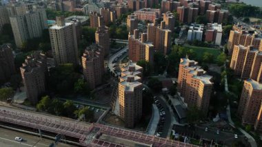 Manhattan Doğu Nehri 'nin havadan görünüşü Williamsburg Köprüsü' nü ve etrafındaki tuğla apartmanları yakalıyor..