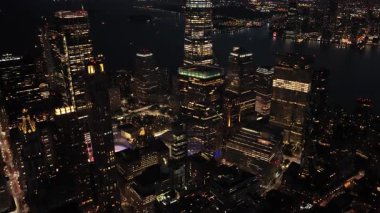 New York Citys Gökdelenlerinin Hava Gecesi Manzarası. Bir Dünya Ticaret Merkezi.