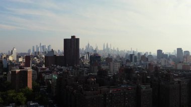 Şafak vakti Manhattan Gökdelenlerinin Hava Görüntüsü, Iconic Landmarks ve Serene Green Spaces.