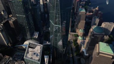 Modern mimari ve Hudson Nehri 'nin sergilendiği New York' taki One World Ticaret Merkezi 'nin havadan görünüşü..