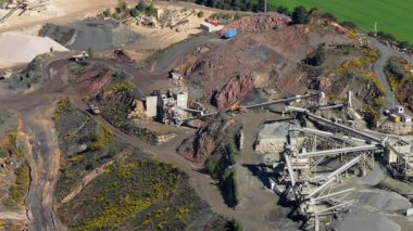 Bir Taş ocağının hava görüntüsü: Endüstriyel Peyzaj ve Makine İş Başında.