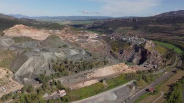 Bir Dağlık Vadi 'de Endüstriyel Faaliyet ve Doğal Güzelliği Vurguluyor.