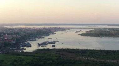 Iquitos 'un havadan görünüşü, Peru yağmur ormanlarının en büyük şehri, Itaya Nehri ve Amazon kıyılarında puslu bir günbatımı sırasında yer almaktadır..