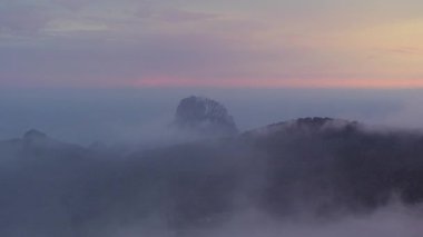İspanya, İbiza 'daki gizemli Es Vedra adasının hava görüntüleri. Akdeniz 'in arka planında gün batımında bulutlar denizinden Rocky tepesi yükselir..