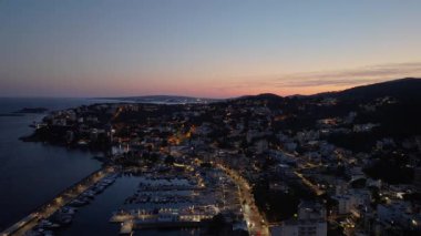 İspanya, Mallorca 'daki Cala Major marinasının hava perspektifi. Akdeniz 'e alacakaranlık çökerken şehir ışıkları kıyı şeridini aydınlatıyor.