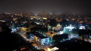 Peru, Lima 'daki Barranco bölgesinin hava gece görüşü. Şehir ışıkları binaları, sokakları ve ünlü simgeleri aydınlatıyor..